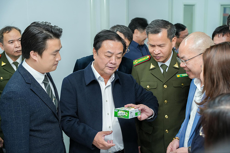 Bộ trưởng Bộ NN & PTNT Lê Minh Hoan thăm nhà máy