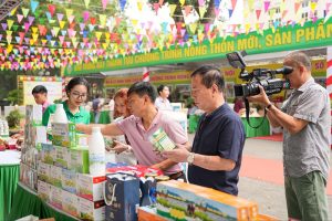 gian hàng trưng bày sản phẩm OCOP của Nam Dược Tản