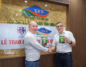 diện thương hiệu Nam Dược Tản Viên Sơn làm việc với đối tác quốc tế